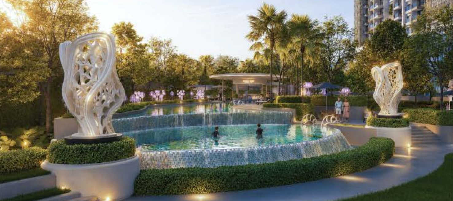 Garden pool with sculptures in the rear zone