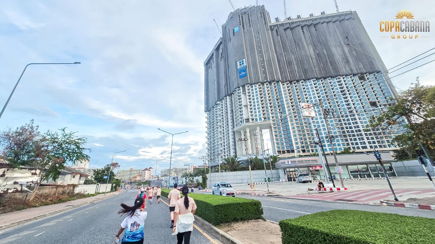 Runners passing the Copacabana Coral Reef Jomtien construction site