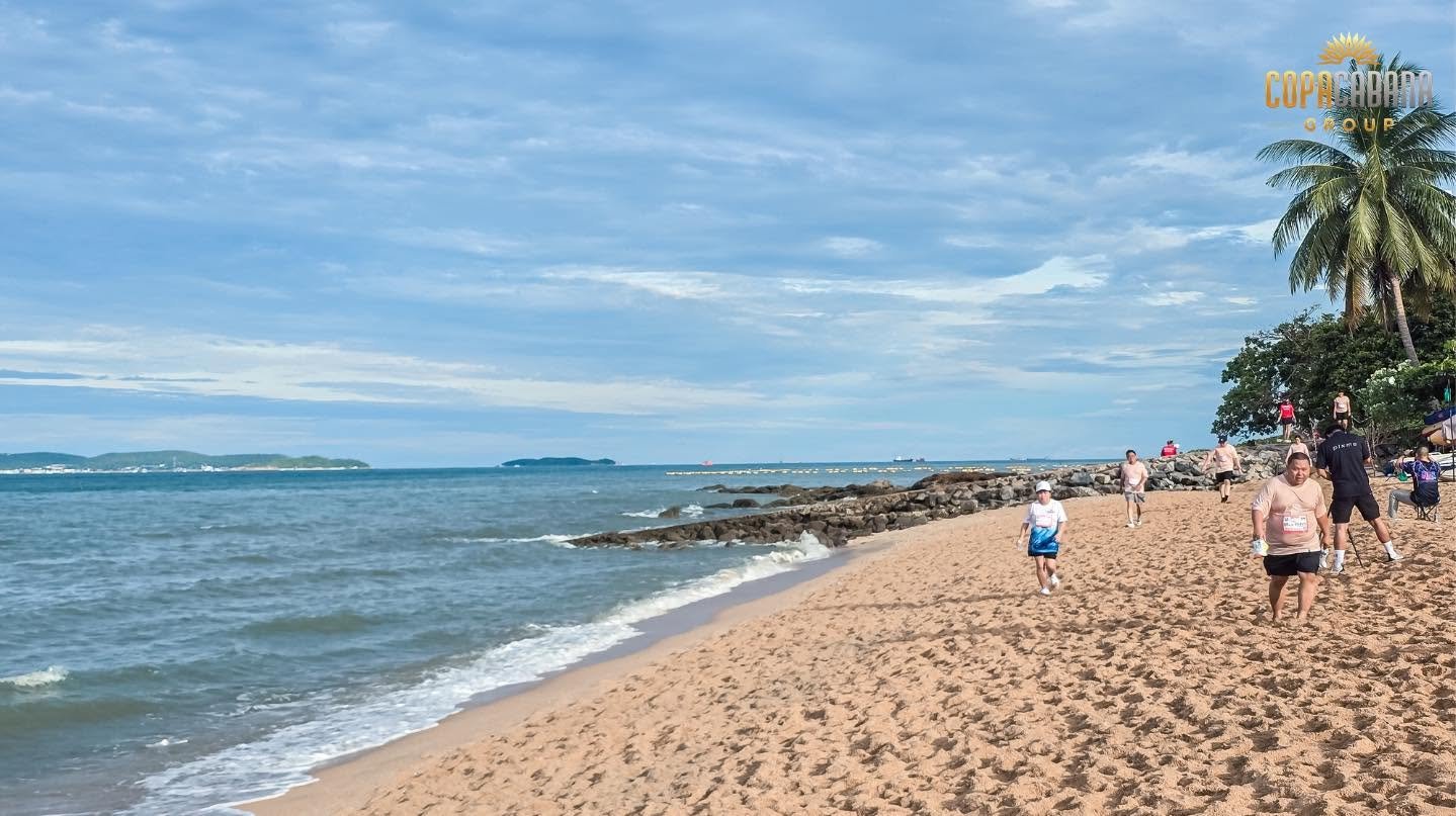 Runners on Jomtien beach